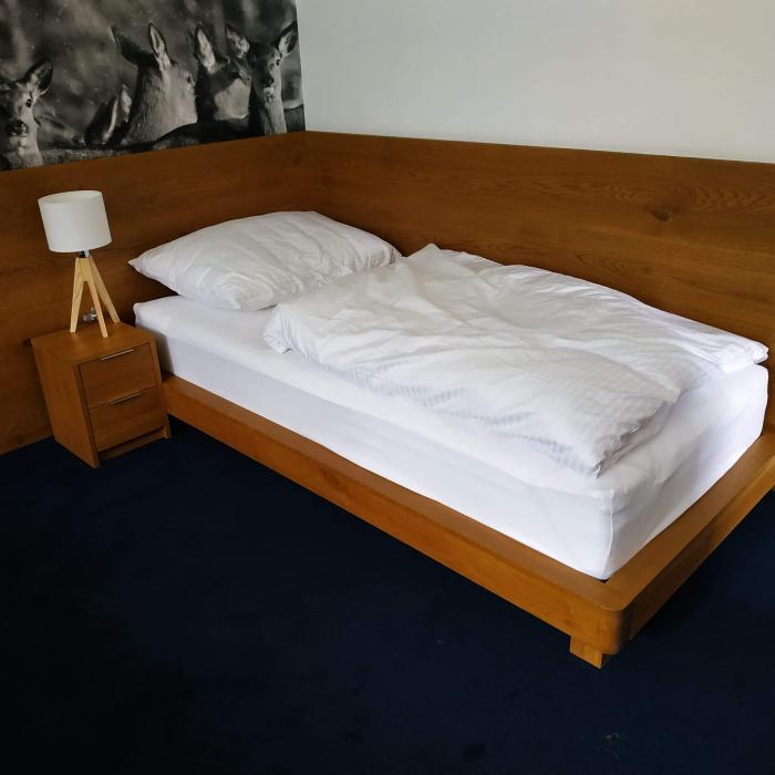 Postel z masívu
